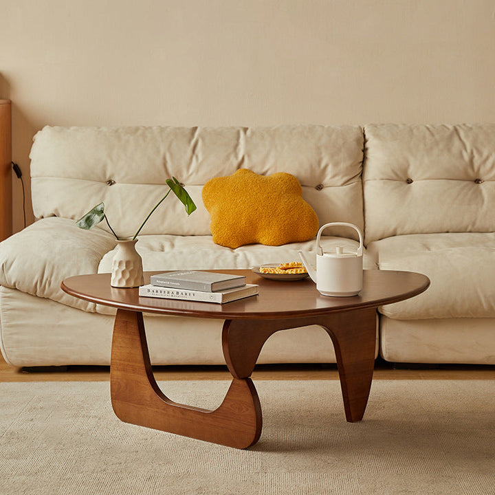 Traditioneller Vintage-Dreieck-Couchtisch mit abgerundeten Kanten aus massivem Gummibaumholz für das Wohnzimmer 
