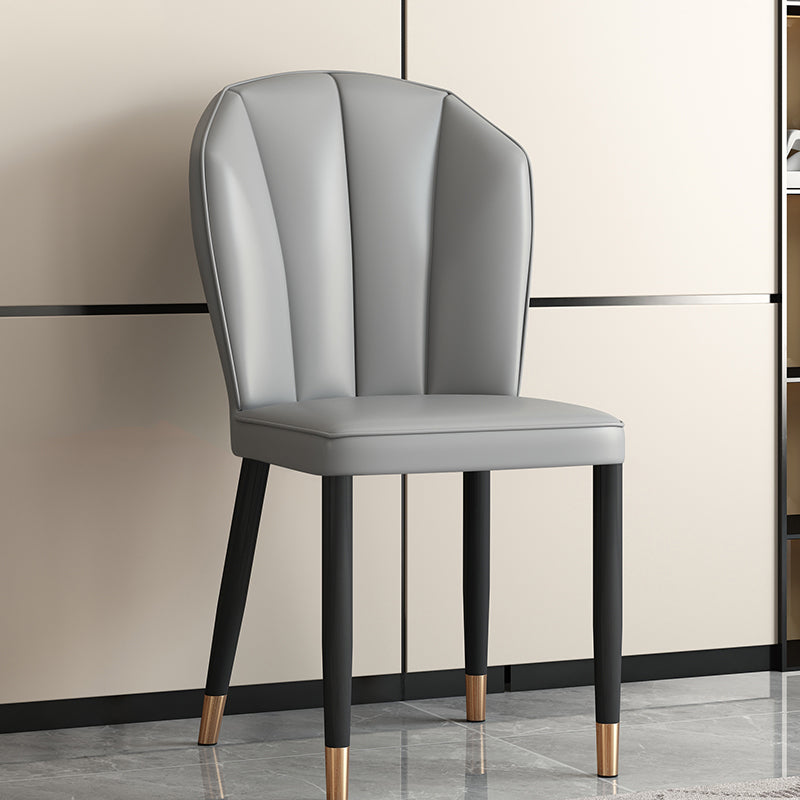 Chaise de salle à manger avec dossier en cuir moderne de luxe en acier au carbone et éponge, coque carrée pour salle à manger 