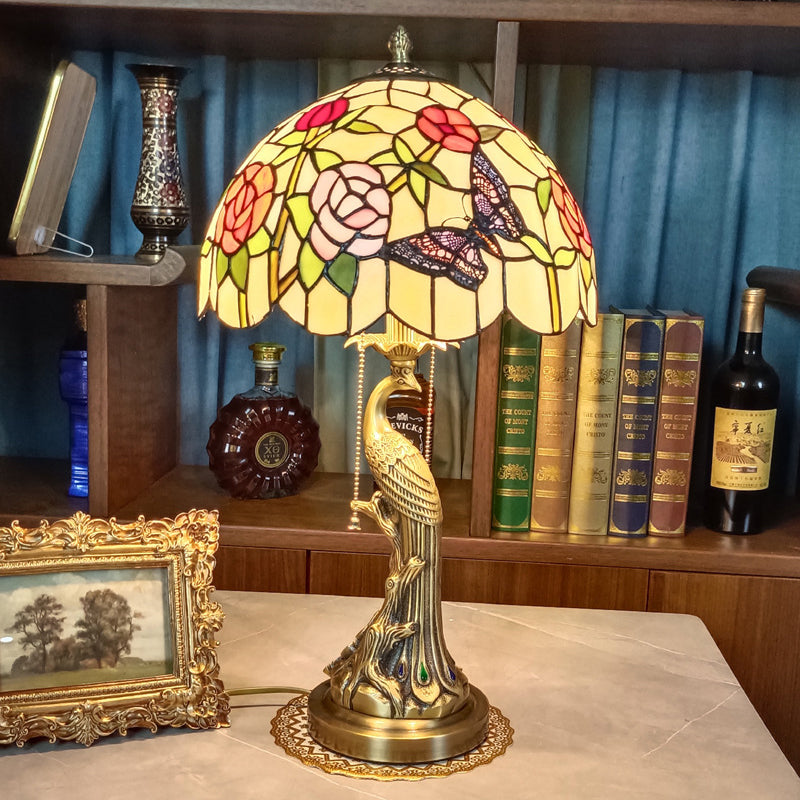 Lampe de table 1 lumière avec abat-jour en verre teinté papillon pastoral Tiffany traditionnel et base en matériel paon pour la maison et le bureau 