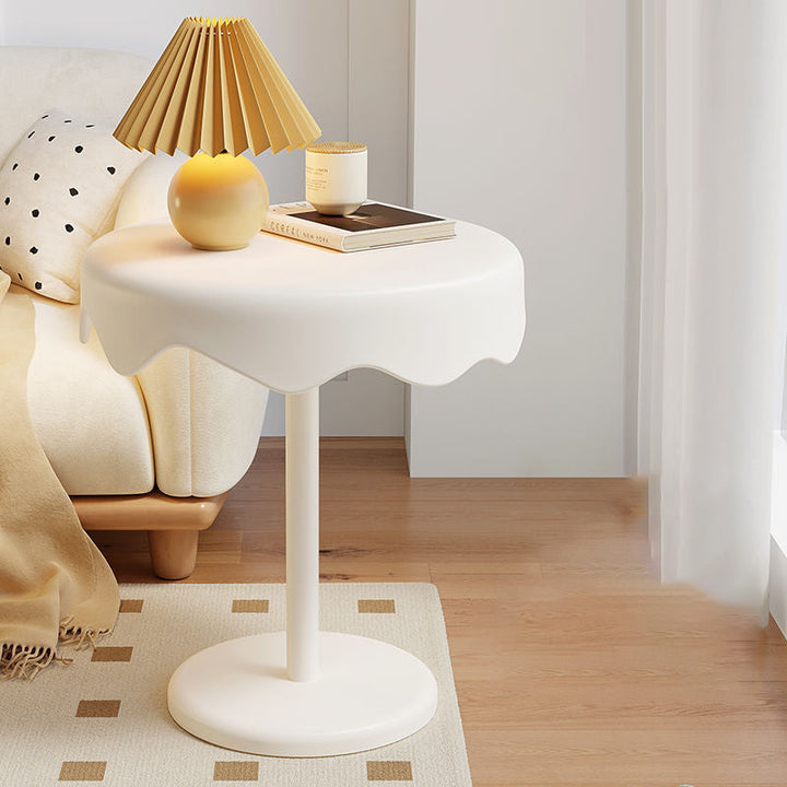 Table d'appoint contemporaine créative en forme de crème glacée en plastique PP et acier au carbone pour le salon 