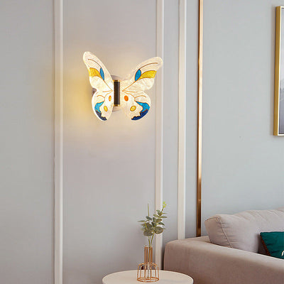 مصباح حائط LED بتصميم فراشة إبداعية معاصرة بأجنحة أكريليك ملونة ومينا حديد لغرفة المعيشة 