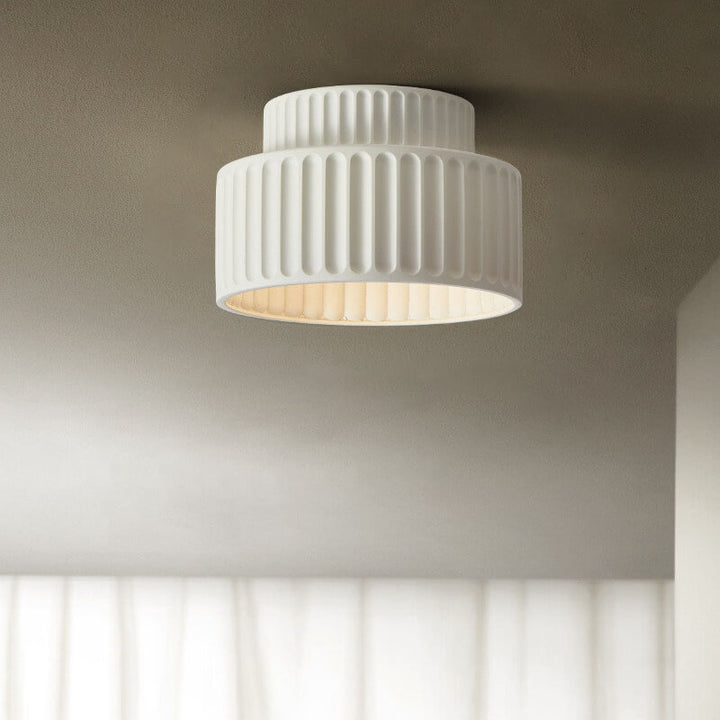 Moderne runde 1-flammige Deckenleuchte im Flush-Mount-Stil aus Kunstharz mit handgeformten Streifen im nordischen Creme-Stil für den Eingangsbereich 