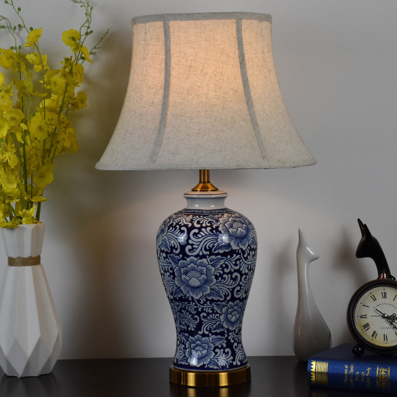 Abat-jour en tissu chinois traditionnel peint à la main avec une base en céladon 1-lampe pour salon 