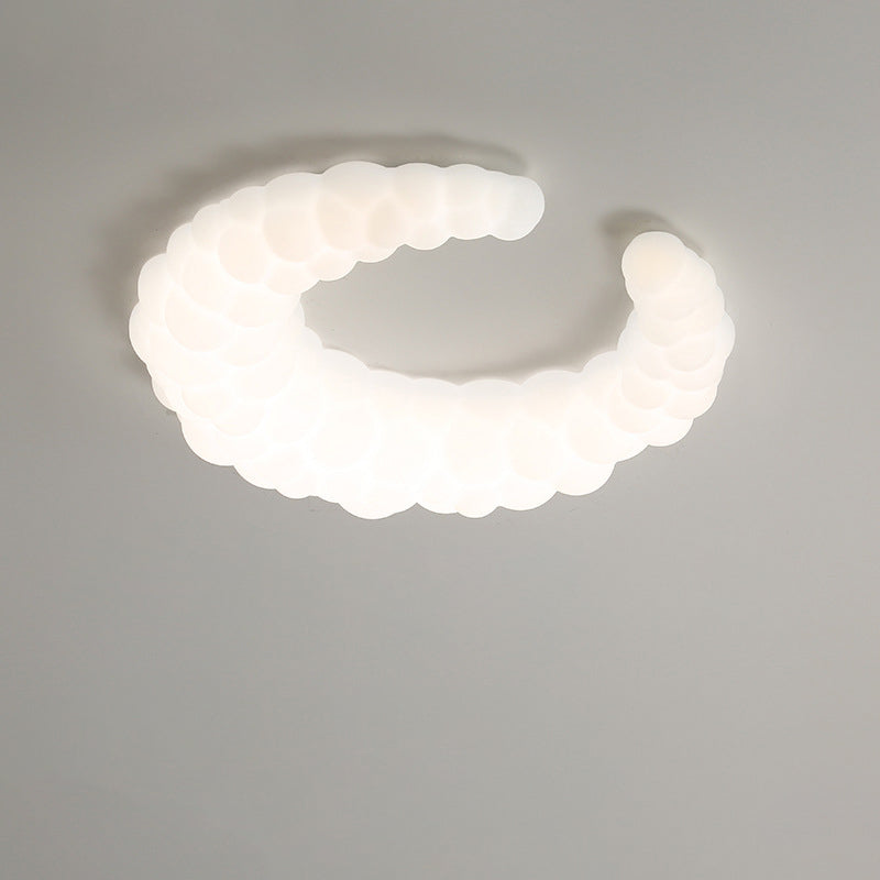 Moderne unbedeutende Deckenleuchte Crescent PE Iron LED Unterputz für Schlafzimmer 