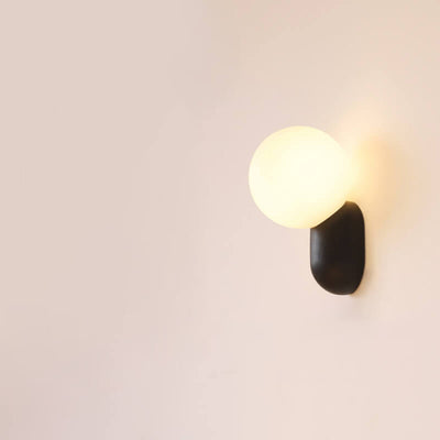 Macaron-Creme-Stil Harz-Glaskugel 1-Licht Wandleuchte 