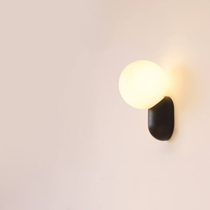Macaron-Creme-Stil Harz-Glaskugel 1-Licht Wandleuchte 