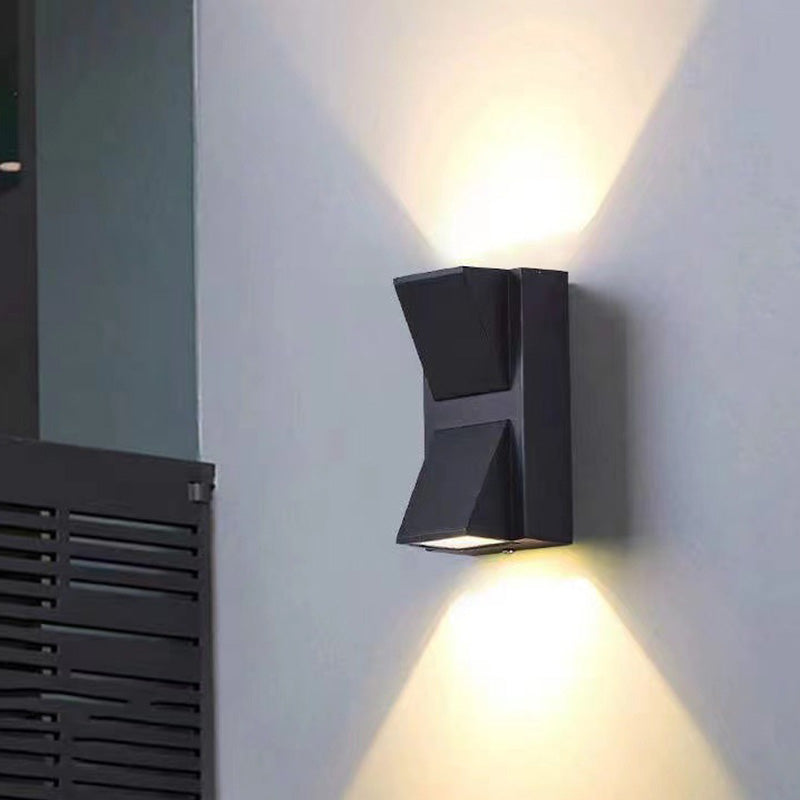 Lampe murale LED extérieure en aluminium rectangulaire triangulaire imperméable à la simplicité moderne pour le jardin 