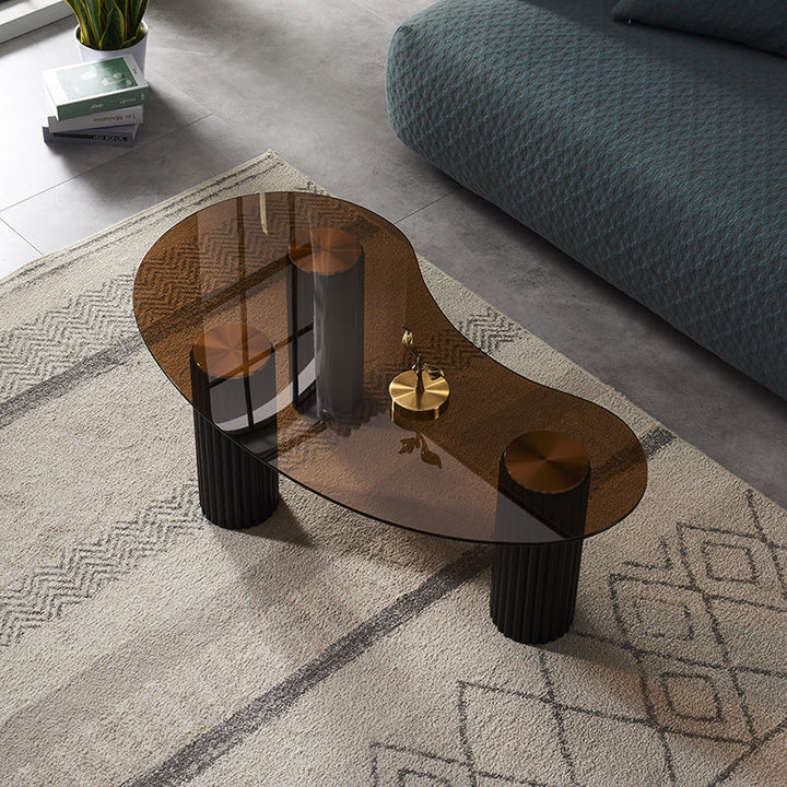 Zeitgenössischer skandinavischer atypischer Bogen-Teardrop-Kaffeetisch aus Fiberglas mit gehärtetem Glas für das Wohnzimmer 