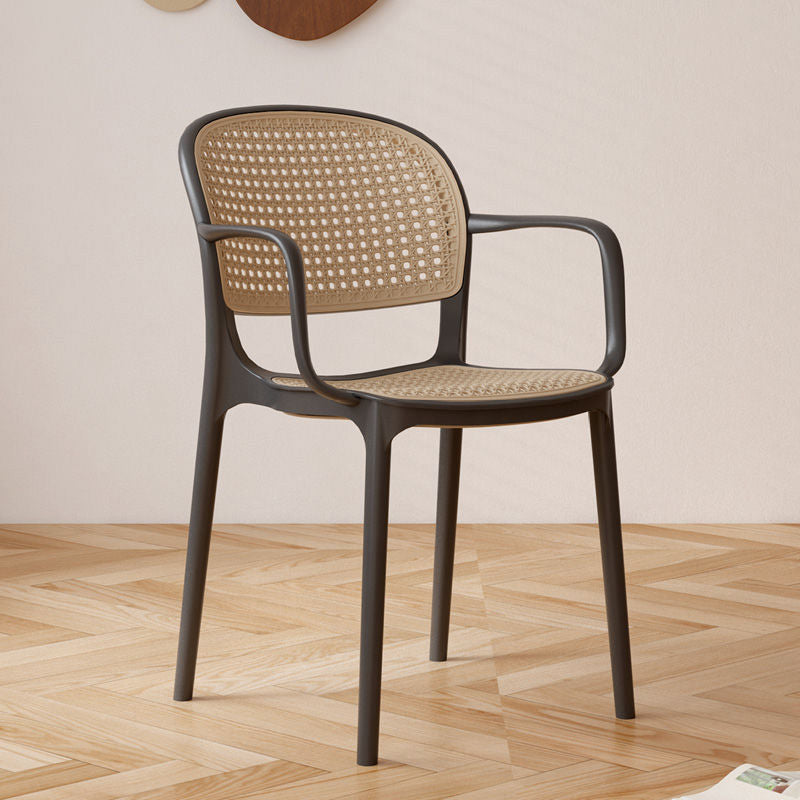 Chaise de salle à manger contemporaine nordique carrée en plastique imitation rotin avec dossier et accoudoirs pour salle à manger 