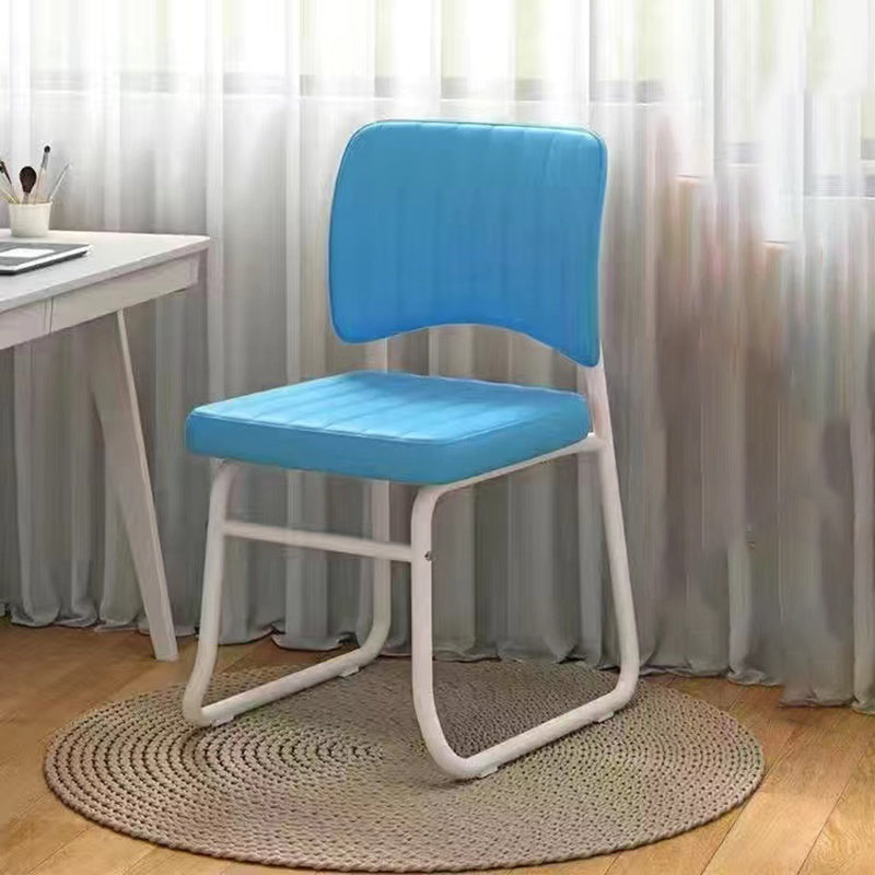 Chaise de bureau empilable en cuir PU carrée minimaliste moderne avec dossier pour la maison et le bureau 