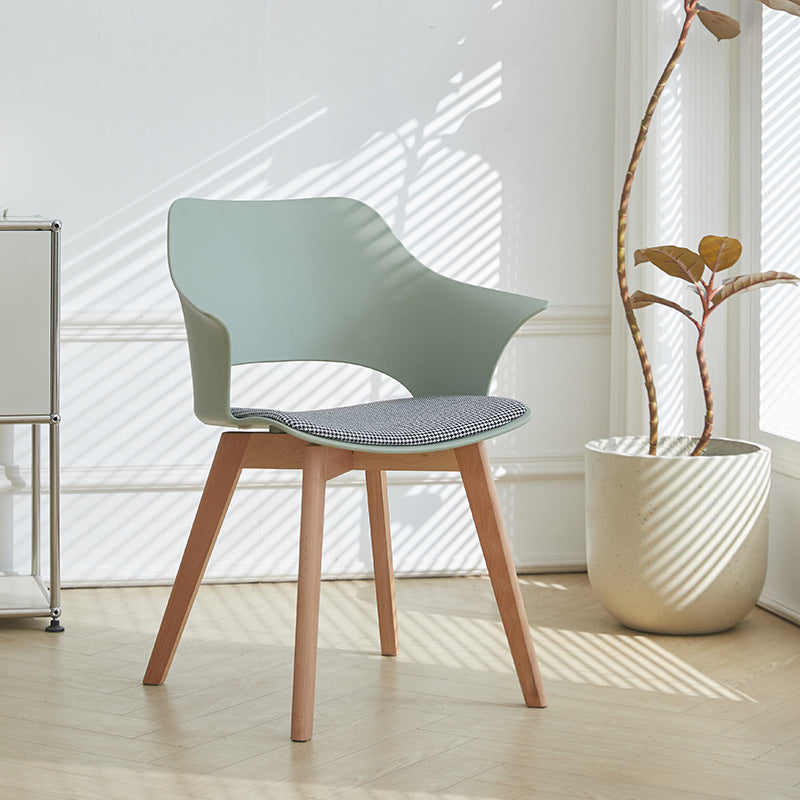 Zeitgenössischer nordischer quadratisch-trapezförmiger Stuhl aus PP-Kunststoff, Edelstahl und Lindenholz mit Rückenlehne für das Wohnzimmer 