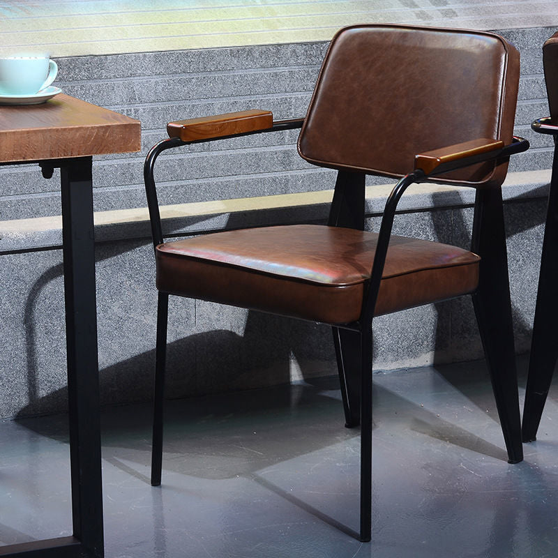 Zeitgenössischer industrieller Ölwachslack Leder Metall Schwamm Holz quadratischer vertikaler Streifen Esszimmerstuhl Rückenlehne Armlehne für Esszimmer 