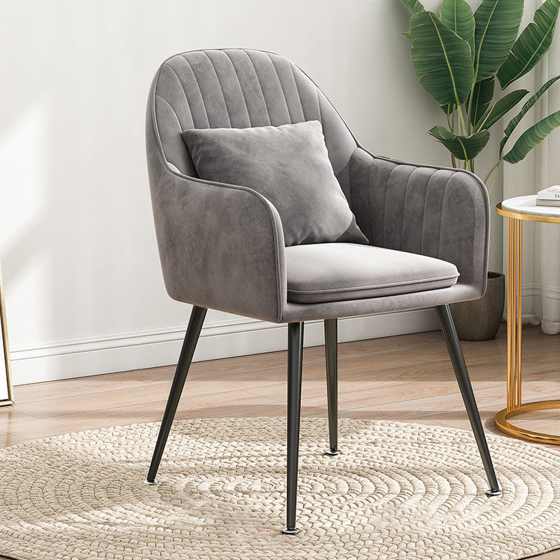Chaise de salle à manger contemporaine scandinave en velours avec jambes en métal incurvées, dossier et accoudoirs 