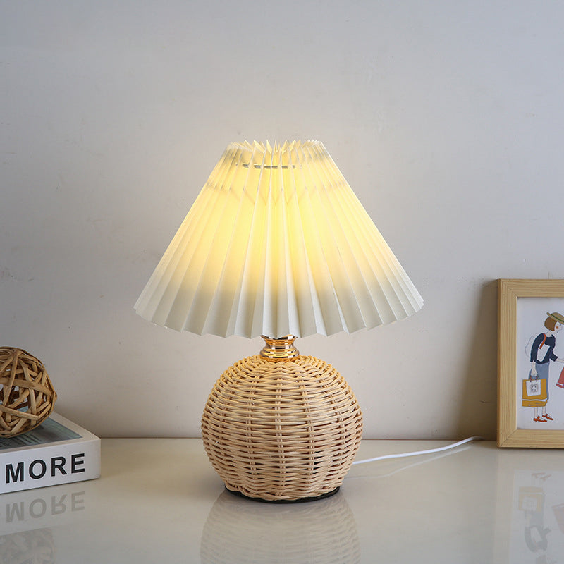 Zeitgenössische nordische Tischlampe aus Rattangewebe mit plissierter konischer Kugel, LED, für Schlafzimmer 