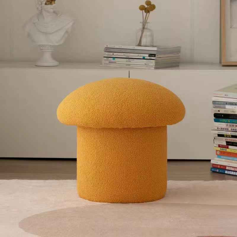 Moderner minimalistischer Zylinder-Hocker in Pilzform aus Sherpa-Fleece und Holz für den Schminktisch im Schlafzimmer 