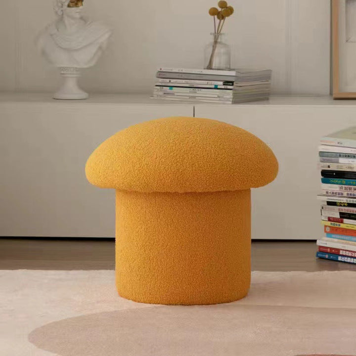 Moderner minimalistischer Zylinder-Hocker in Pilzform aus Sherpa-Fleece und Holz für den Schminktisch im Schlafzimmer 