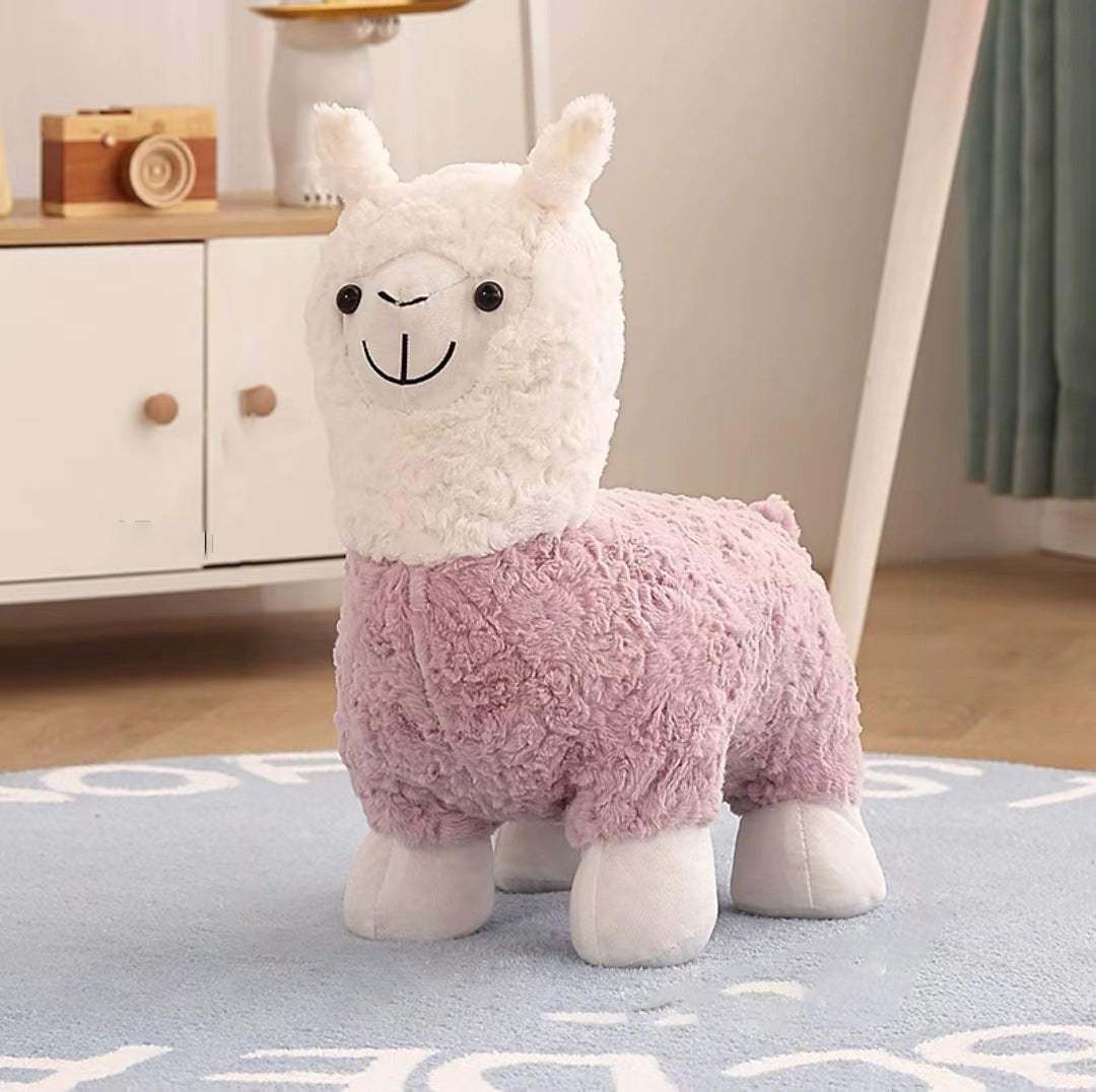 Moderner kreativer Fußhocker mit Rückenlehne im Alpaka-Design aus Teddyfleece für das Wohnzimmer 