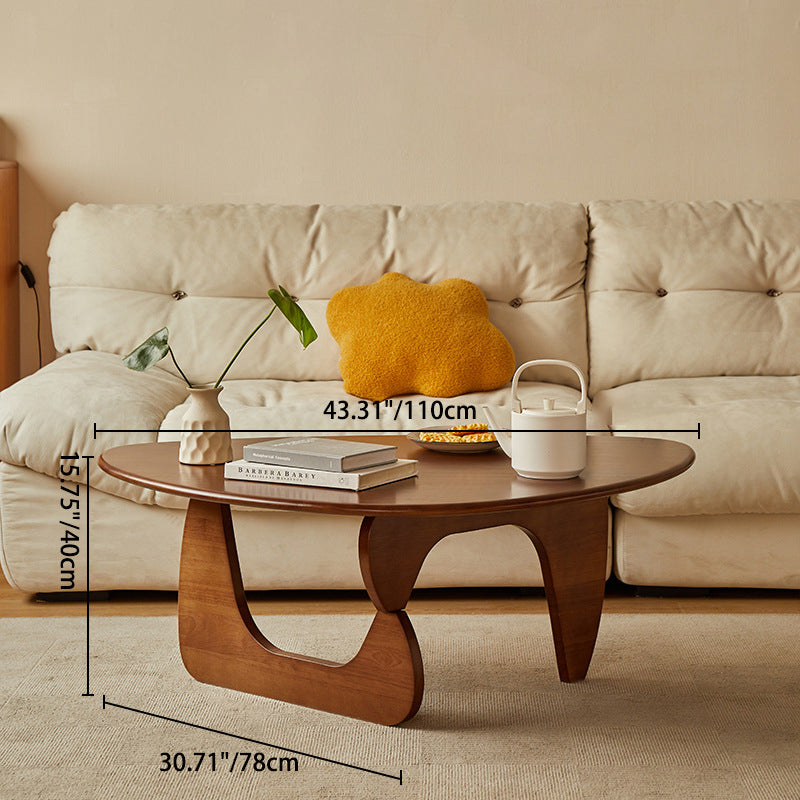 Traditioneller Vintage-Dreieck-Couchtisch mit abgerundeten Kanten aus massivem Gummibaumholz für das Wohnzimmer 