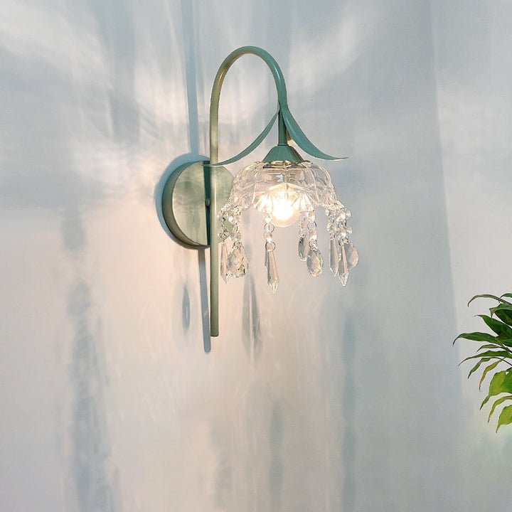 Applique murale contemporaine créative en fer avec abat-jour en verre en forme de fleur de lotus et cristal à 1 lumière pour salon 
