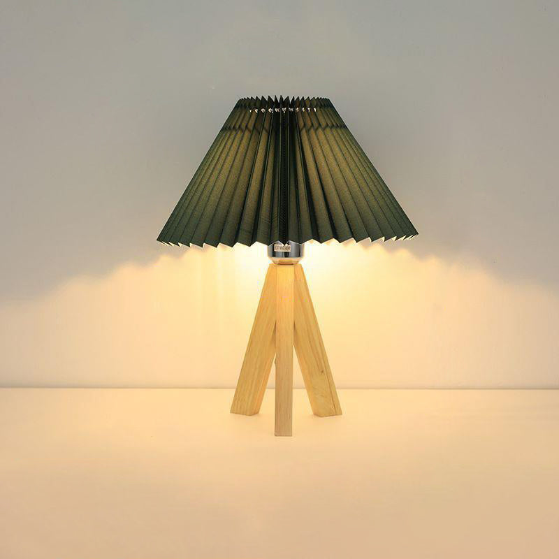Lámpara de mesa de 1 luz con pantalla de tela plisada trapezoidal minimalista moderna y trípode de madera para dormitorio 