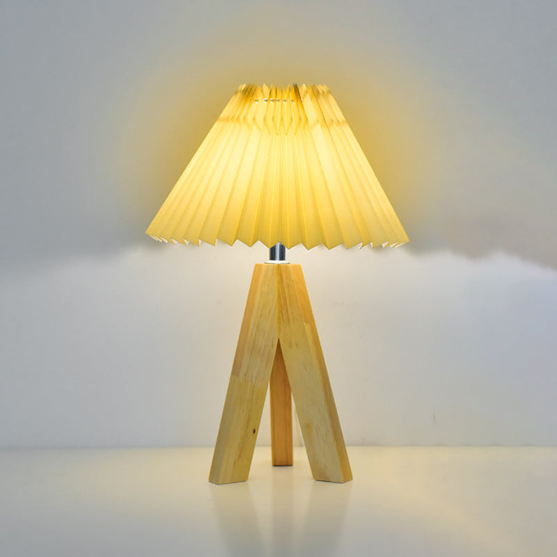 Lampe de table LED en bois massif avec base trépied ronde de style bohème contemporain en tissu pour chambre à coucher 
