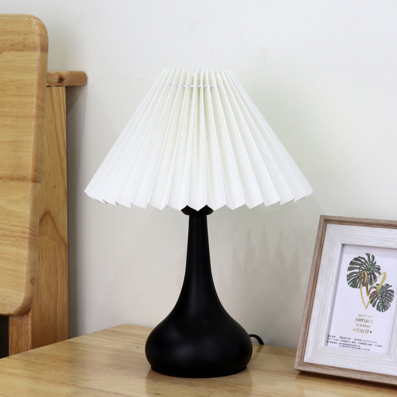 Lampe de table 1-lumière en métal et tissu avec abat-jour pliant minimaliste moderne pour chambre à coucher 
