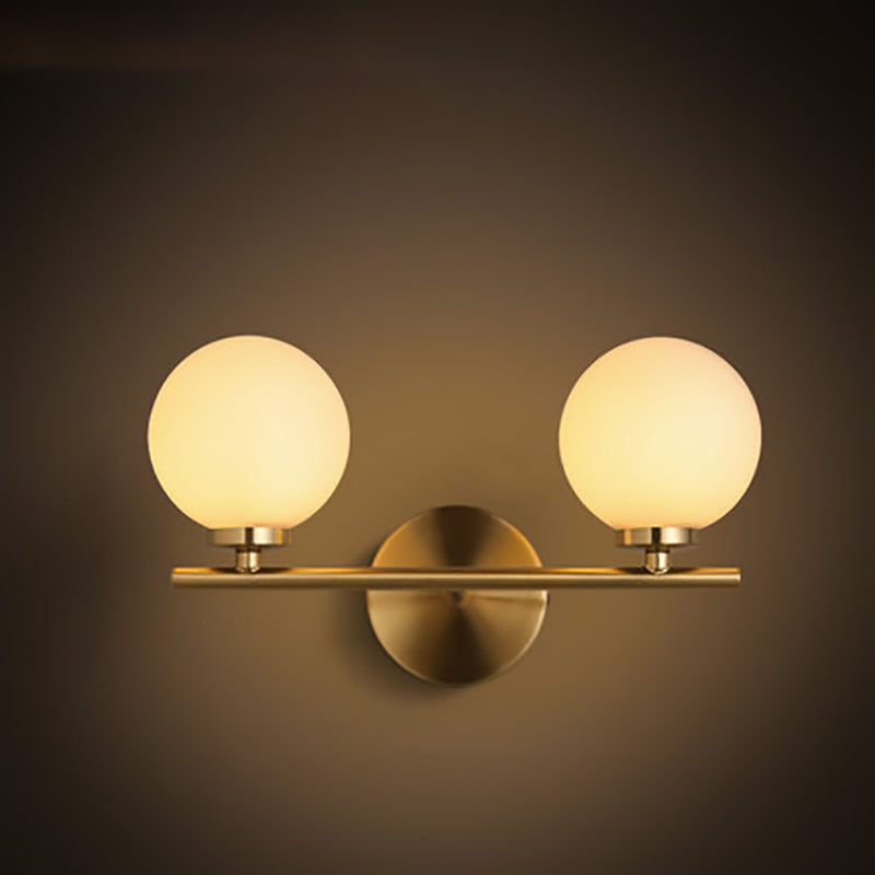 Moderne Mid-Century Wandleuchte aus Eisen mit Glaskugel, 1/2/3-flammig, für das Schlafzimmer 