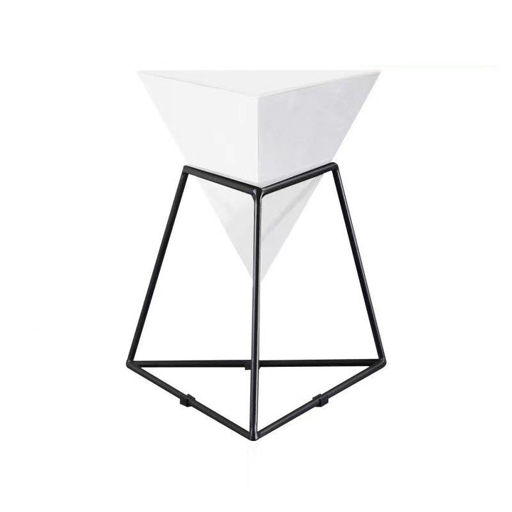 Zeitgenössischer nordischer Dreieck-Pyramiden-Glas-Schiefer-Metall-Beistelltisch für das Bett 