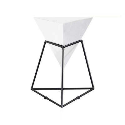 Zeitgenössischer nordischer Dreieck-Pyramiden-Glas-Schiefer-Metall-Beistelltisch für das Bett 