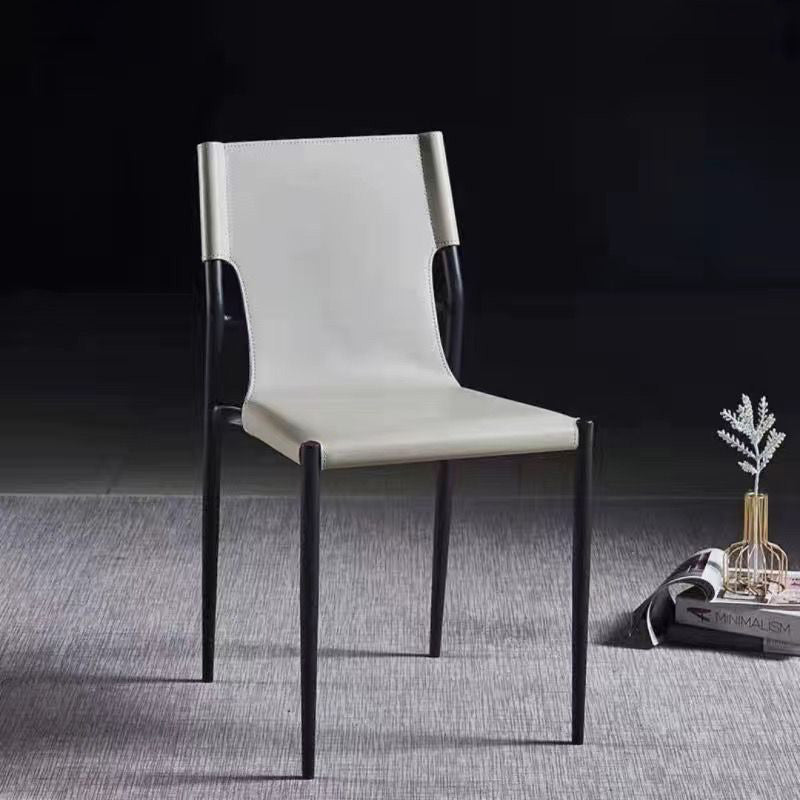Silla de comedor apilable con respaldo de cuero nórdico contemporáneo y acero al carbono para comedor 