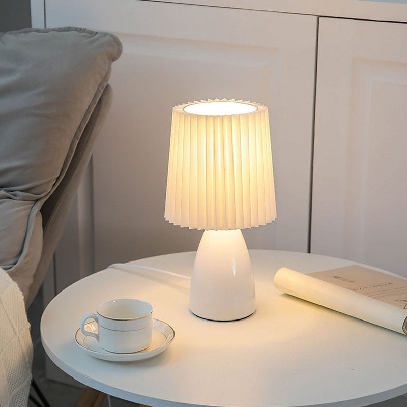 Zeitgenössische skandinavische Tischlampe mit plissiertem Stoffschirm und Glasfuß, 1-Licht, für das Schlafzimmer 