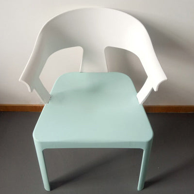 Chaise de salle à manger en plastique trapézoïdale minimaliste moderne avec dossier et accoudoirs pour salle à manger 