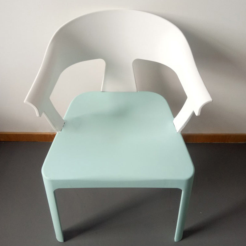 Chaise de salle à manger en plastique trapézoïdale minimaliste moderne avec dossier et accoudoirs pour salle à manger 