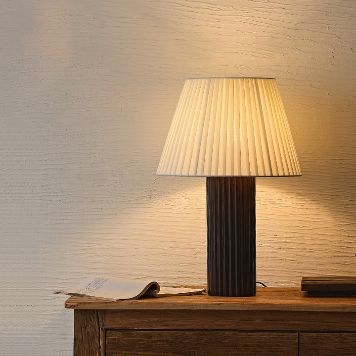 Lámpara de mesa de 1 luz de cilindro retro contemporáneo de madera plisada y tela con latón para mesita de noche 