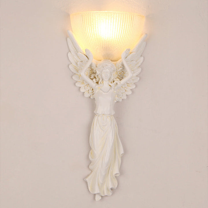 Traditionelle europäische Harzglas-Engelsstatue 1-flammige Wandleuchte für Wohnzimmer 