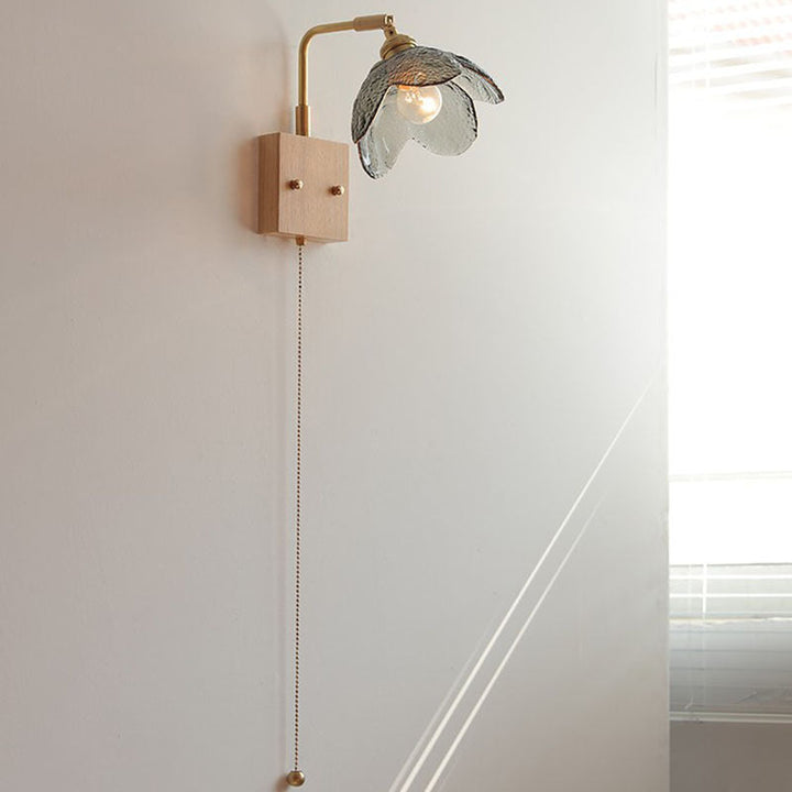 Lampe murale à tirette hémisphérique en bois, laiton, verre et fleur japonaise traditionnelle à 1 lumière pour chevet 