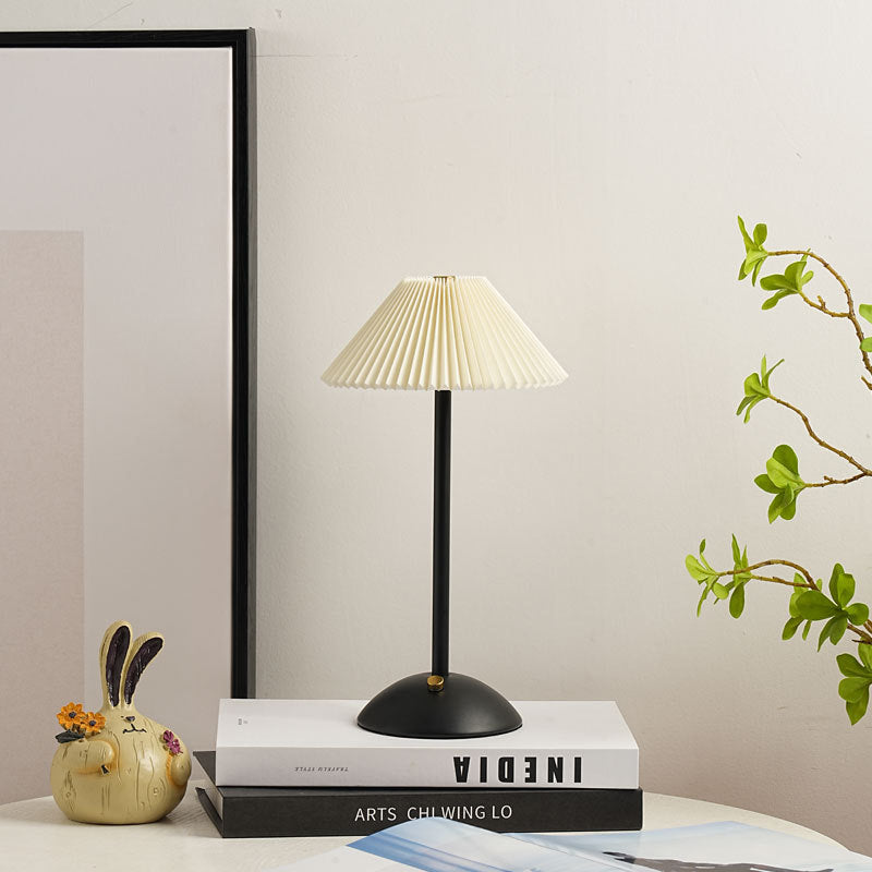 Lámpara de mesa contemporánea escandinava recargable de tela cónica plisada de 1 luz para mesita de noche 