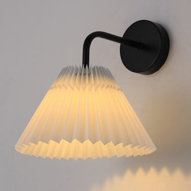 Zeitgenössische Einfachheit Plissee Kegel Eisen Stoff 1-Licht Wandleuchte Lampe für Wohnzimmer 