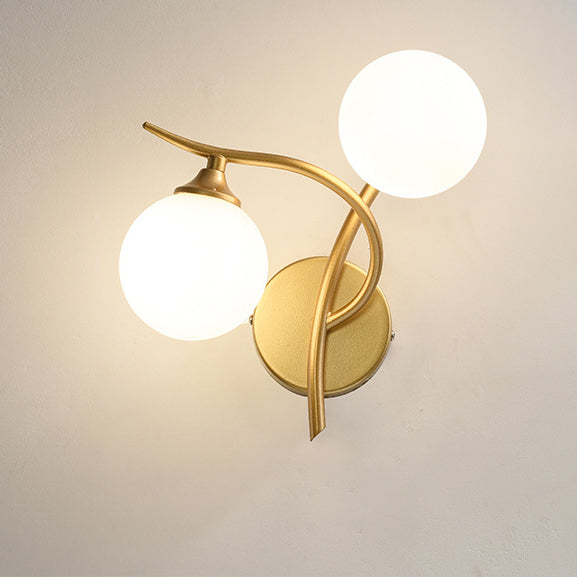 Applique murale à 2 lumières avec abat-jour en verre sphérique et ligne courbe en fer de simplicité contemporaine pour chambre 