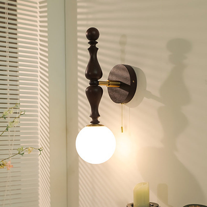 Applique murale contemporaine rétro en bois, aluminium et verre avec boule à 1 lumière pour chambre 