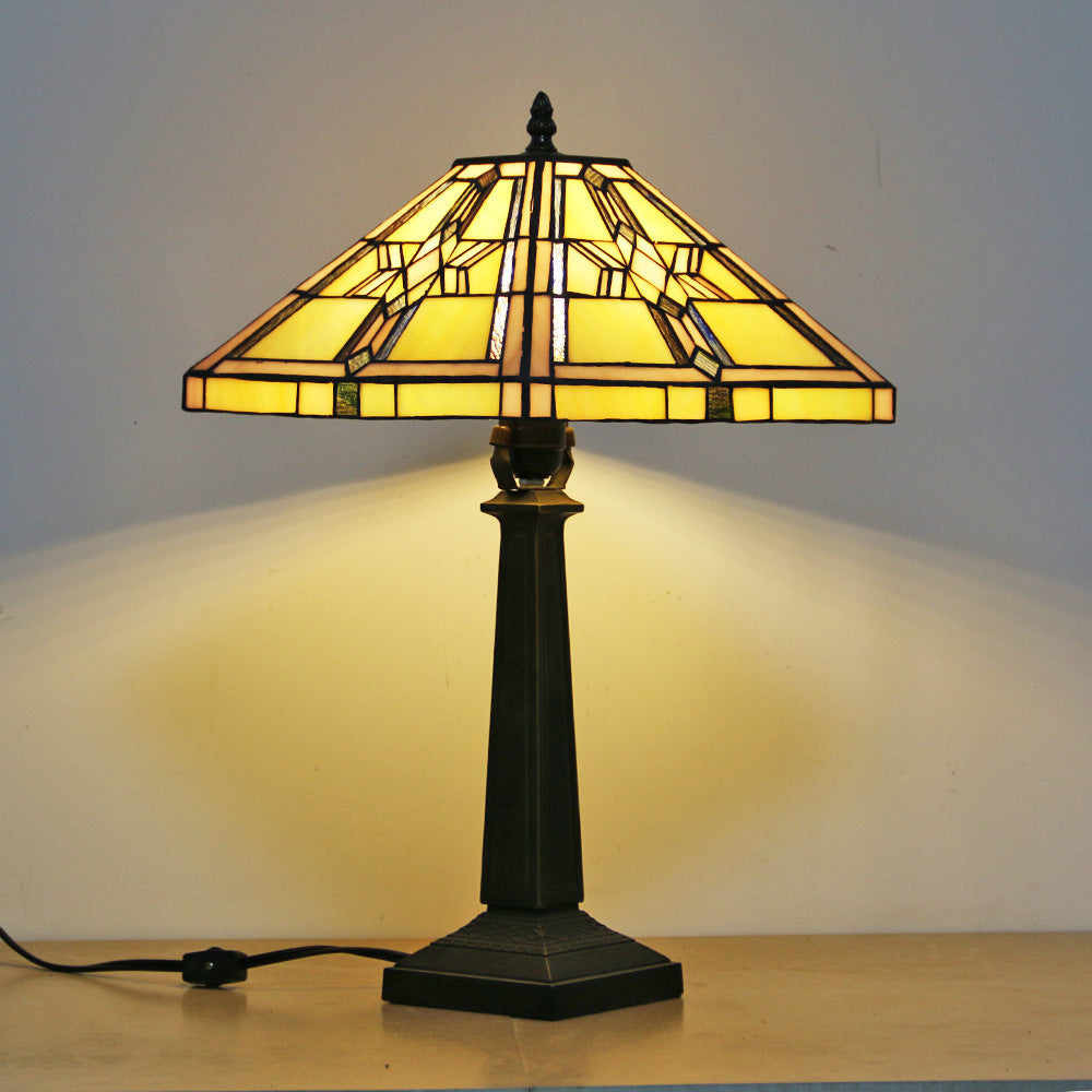 Traditionelle Tiffany Conic Diamond Deer Legierung Glas 1-Licht Tischlampe für das Studium 