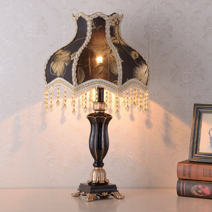 Traditionelle europäische Court Top Harz Stoff 1-Licht Tischlampe für Schlafzimmer 