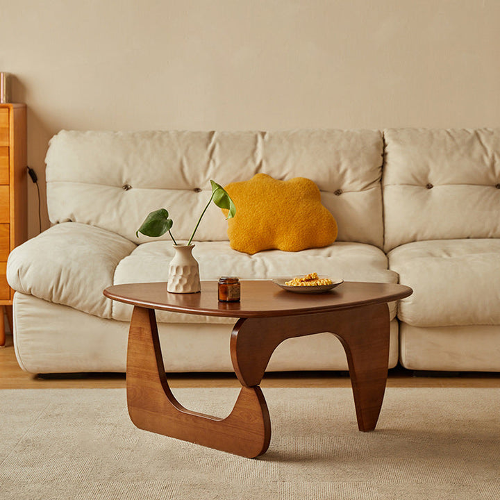 Traditioneller Vintage-Dreieck-Couchtisch mit abgerundeten Kanten aus massivem Gummibaumholz für das Wohnzimmer 