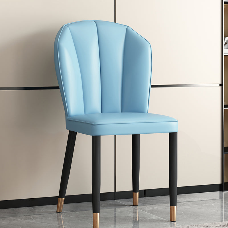 Chaise de salle à manger avec dossier en cuir moderne de luxe en acier au carbone et éponge, coque carrée pour salle à manger 