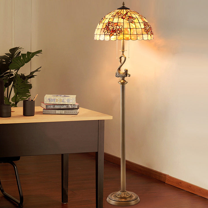 Traditionelle Tiffany Messing Shell Dome Rose Libelle 3-Licht Stehlampe für Wohnzimmer 