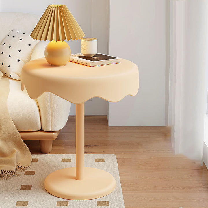 Table d'appoint contemporaine créative en forme de crème glacée en plastique PP et acier au carbone pour le salon 