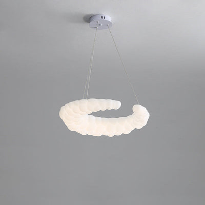 Moderner minimalistischer Crescent PE-Eisen-LED-Kronleuchter für Schlafzimmer 