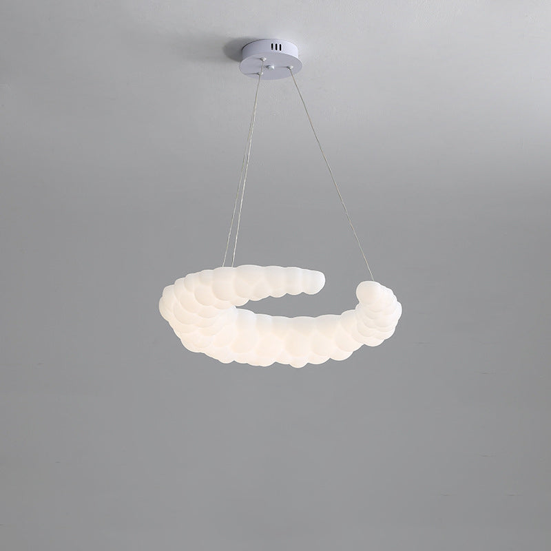 Moderner minimalistischer Crescent PE-Eisen-LED-Kronleuchter für Schlafzimmer 