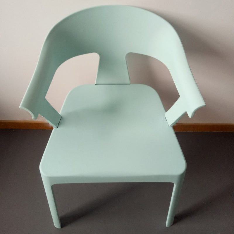 Chaise de salle à manger en plastique trapézoïdale minimaliste moderne avec dossier et accoudoirs pour salle à manger 