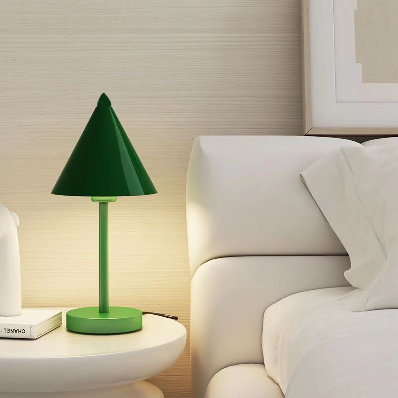 Moderne minimalistische Eisen PVC Kegel 1-Licht Tischlampe für Schlafzimmer 